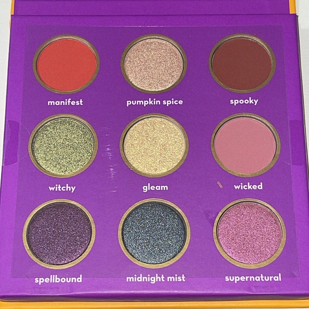 NEW- CREME Twilight twinkle nine color palette hello Kitty eyeshadows. (9)